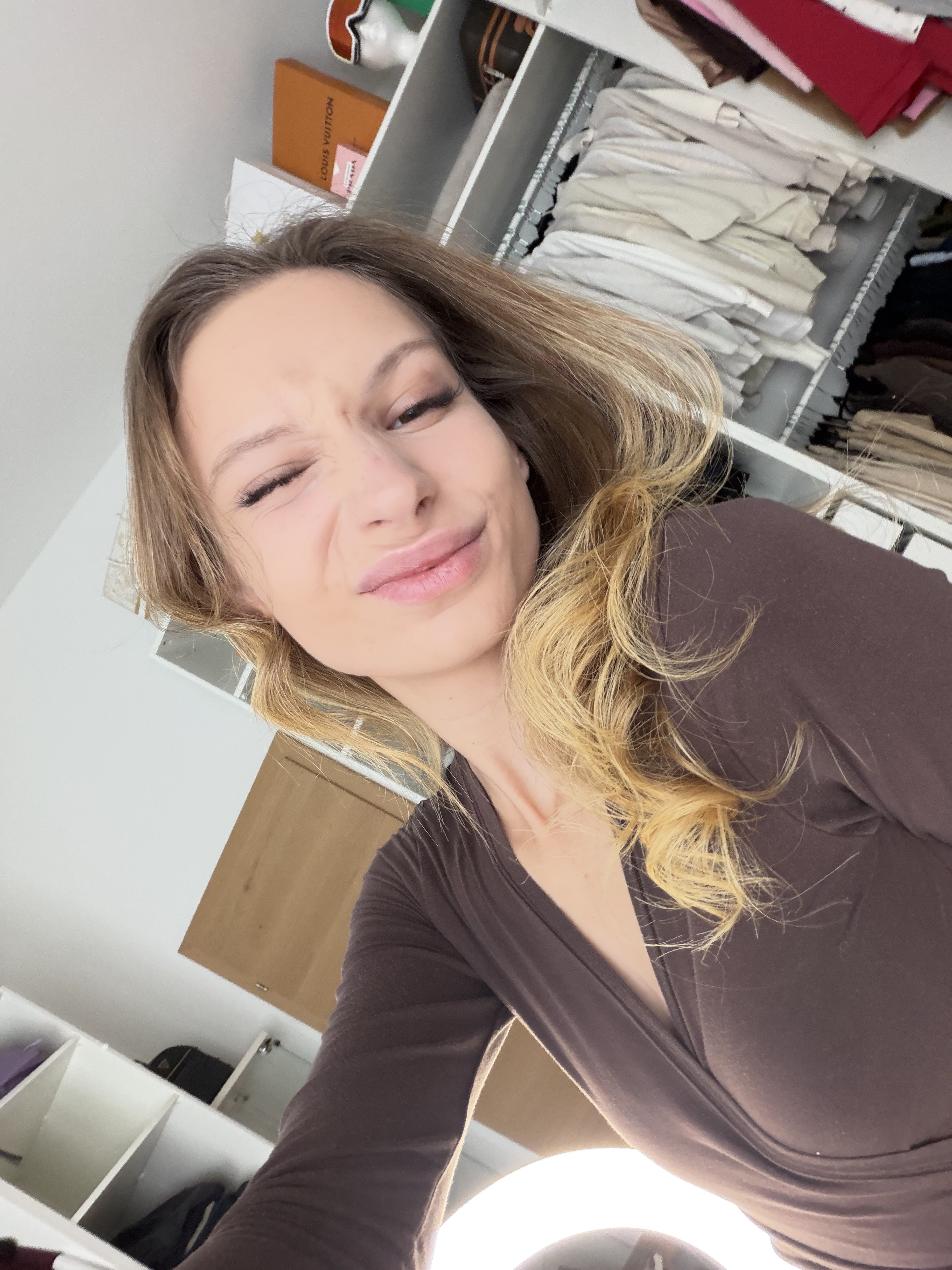 Katty mit langem Haar und braunem Oberteil